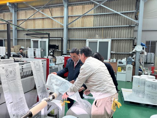 종량제 봉투 제작 상황 점검하는 김두겸 울산시장