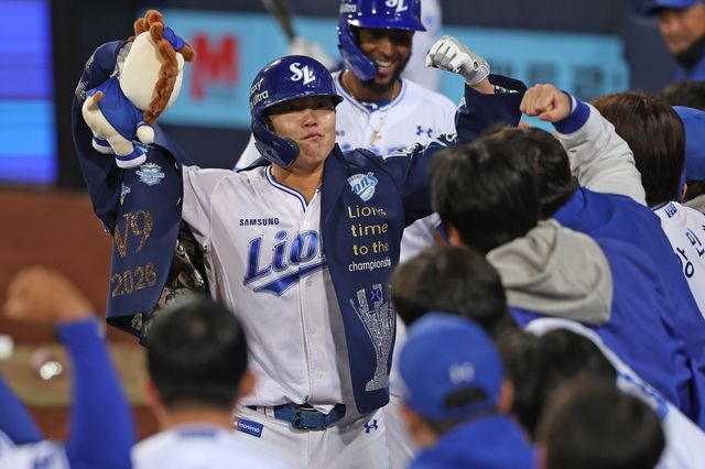 8회 투런 홈런을 치고 기뻐하는 삼성 류지혁