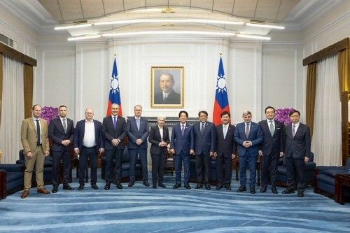 지난 31일유럽의회 안보·국방위원회 방문단과 만난 라이칭더 대만총통(왼쪽 7번째) 