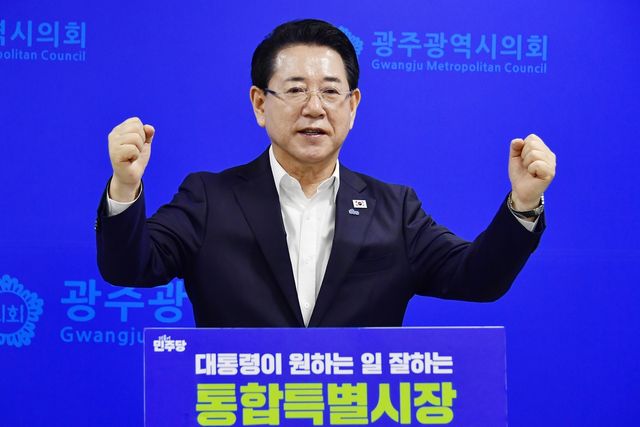 기자회견하는 김영록 민주당 전남광주특별시장 경선후보