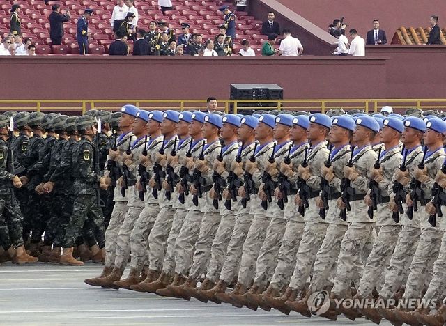 행진하는 중국 인민해방군 병사들