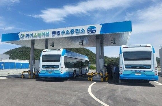 수소충전소에서 충전하는 통영 시내버스