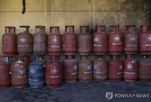 네팔 카트만두의 LPG 판매소에 있는 빈 가스통 