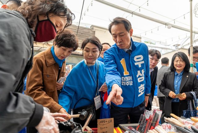 춘천 풍물시장 방문한 우상호 예비후보