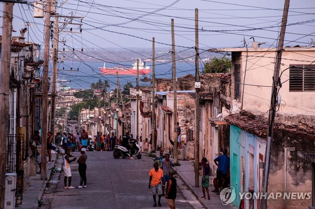 거리를 걷는 사람들