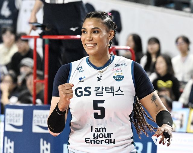 득점 후 기뻐하는 GS칼텍스의 실바 