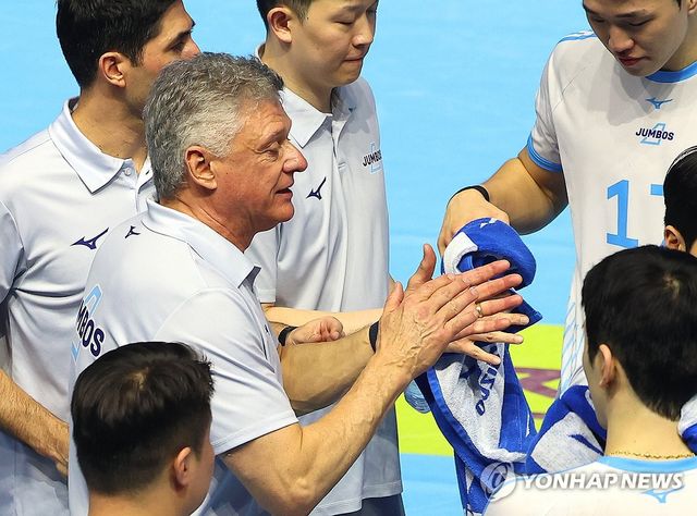 작전 지시하는 대한항공 헤난 감독