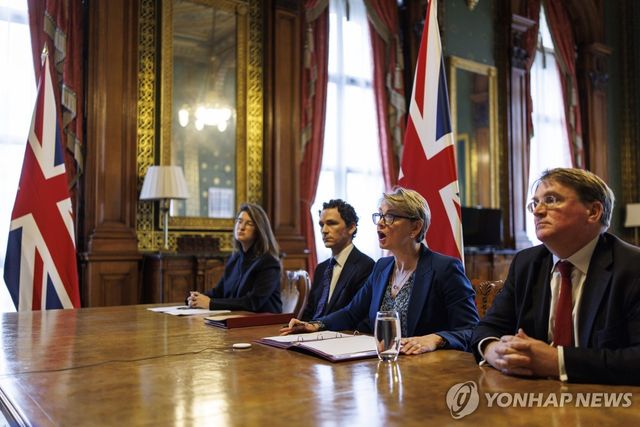 화상회의 주재하는 쿠퍼 영국 외무장관(오른에서 두번째)