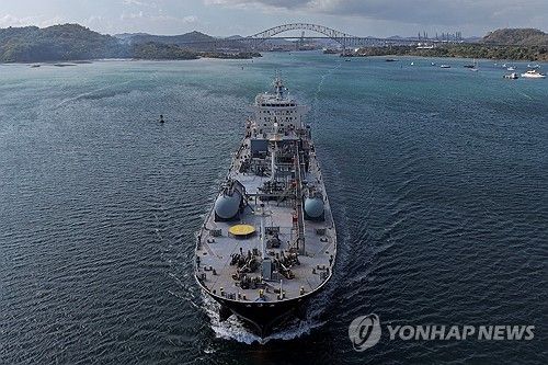 파나마 운하를 통과한 배