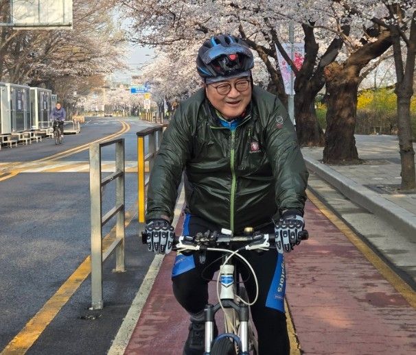 자전거 타고 출근하는 우 의장