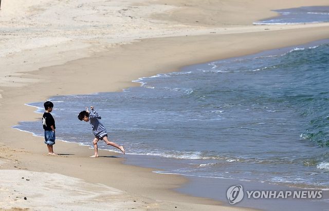 바닷물에 발 담그고