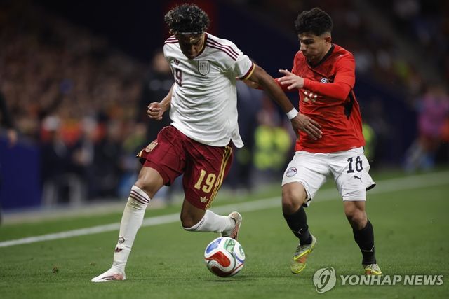 이집트와 친선경기에서 돌파를 시도하는 스페인 라민 야말(왼쪽)