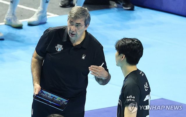 작전 지시하는 현대캐피탈 블랑 감독