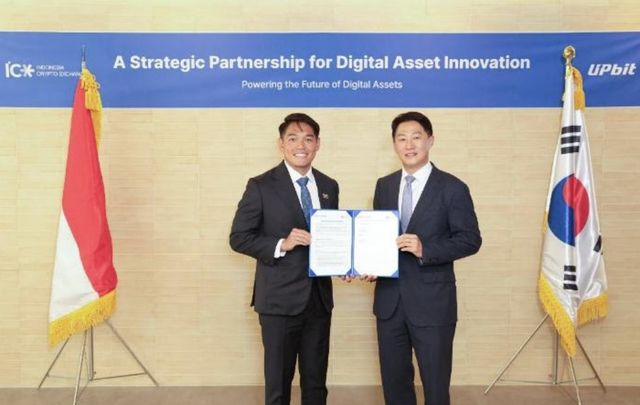 오경석 두나무 대표(오른쪽)가 지난 1일 서울 중구 한 호텔에서 인도네시아 가상자산 거래소 ICEx의 팡 쉐 카이 대표와 기술 제휴 양해각서(MOU)를 체결한 뒤 기념사진을 촬영하고 있다. [두나무 제공]