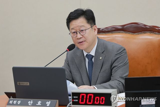 사임 인사하는 안호영 기후에너지환경노동위원장