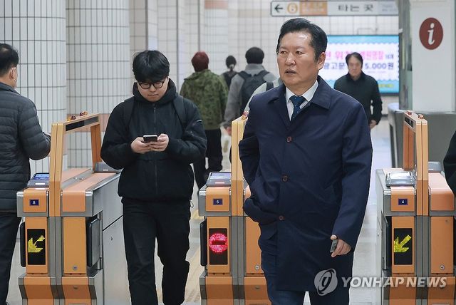 더불어민주당 정청래 대표의 대중교통 출근길