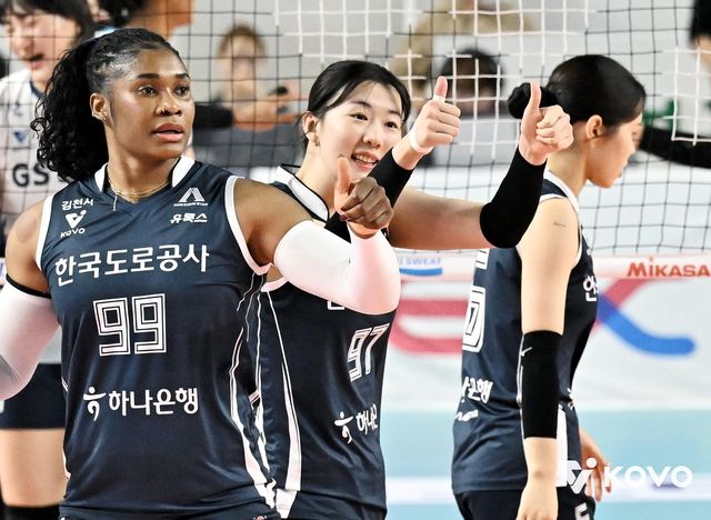 엄지 추켜세운 도로공사의 모마(왼쪽)와 강소휘(중앙)