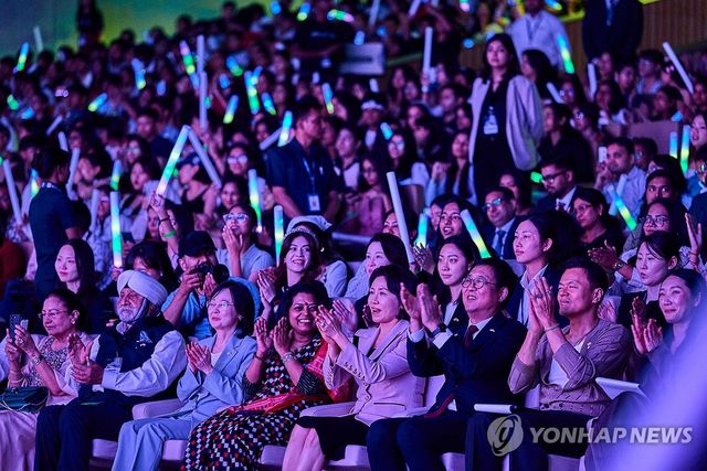 K-드림 스테이지 공연 보는 김혜경 여사