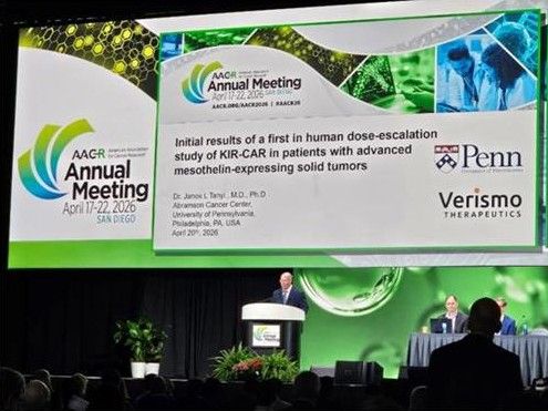 20일(현지시간) 미국 샌디에고에서 열린 미국암연구학회(AACR 2026) 플레너리(CTPL) 세션에서 야노스 타니이(Janos Tanyi) 펜실베이니아대학교 펄먼 의과대학 교수가 SynKIR-110 임상 1상(STAR-101) 중간 결과를 발표하고 있다. [HLB이노베이션 제공]