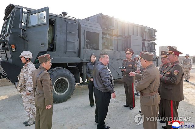 북한, 탄도미사일 집속탄두 시험발사…김정은 참관