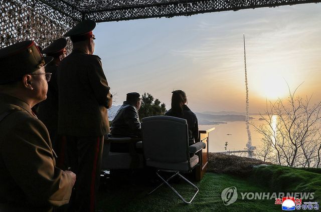 북한, 탄도미사일 집속탄두 시험발사…김정은 참관