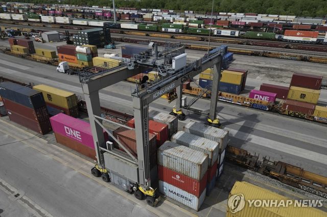 미국 신티내티 터미널에 선적된 수입상품 컨테이너