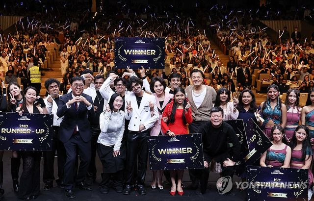 K-드림 스테이지 수상자들과 김혜경 여사