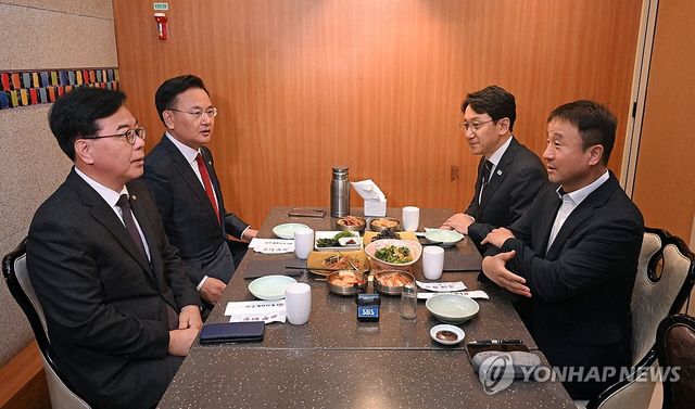 오찬 회동 갖는 여야 원내대표