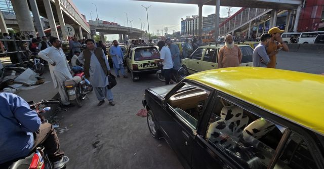 택시 기사 북적이는 '라왈핀디'