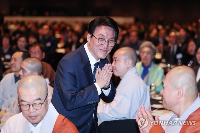 자리 떠나는 김민석 국무총리