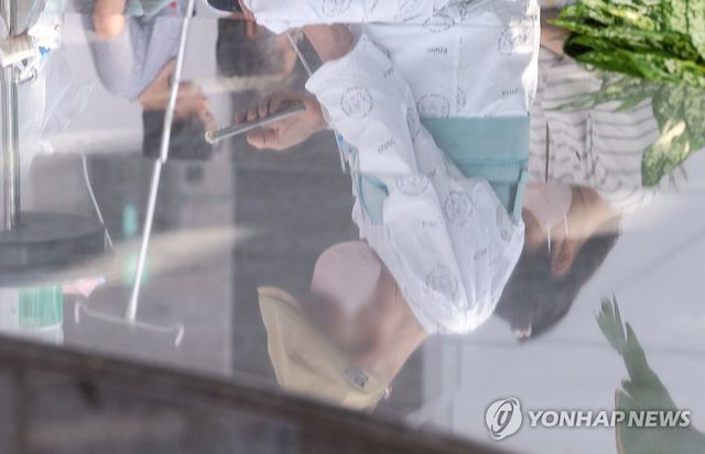 마스크 착용한 환자와 내원객들