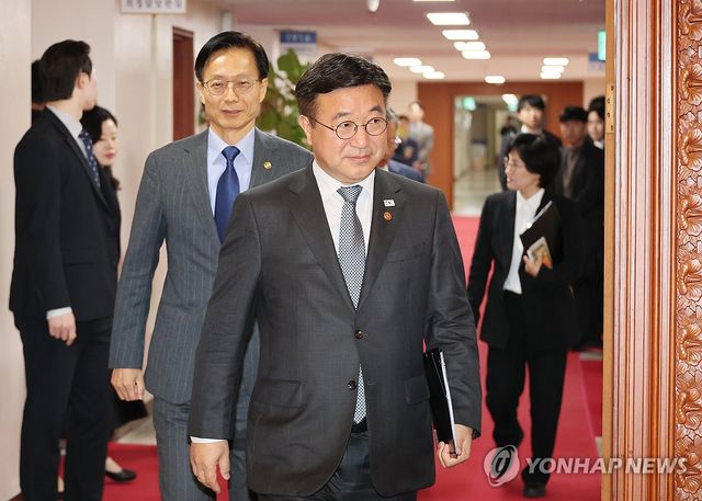 윤호중 행정안전부 장관, 임시국무회의 참석