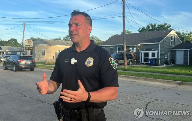 루이지애나주 총격사건 현장 앞에서 취재진에 설명하는 현지 경찰