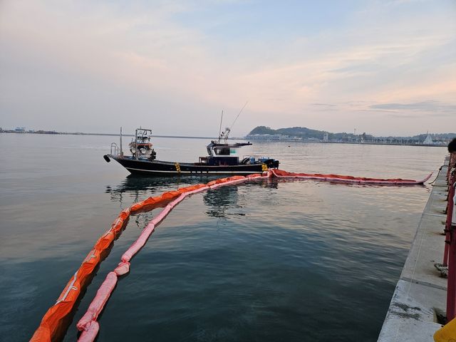 오일펜스, 유흡착제로 방제작업 중인 해경