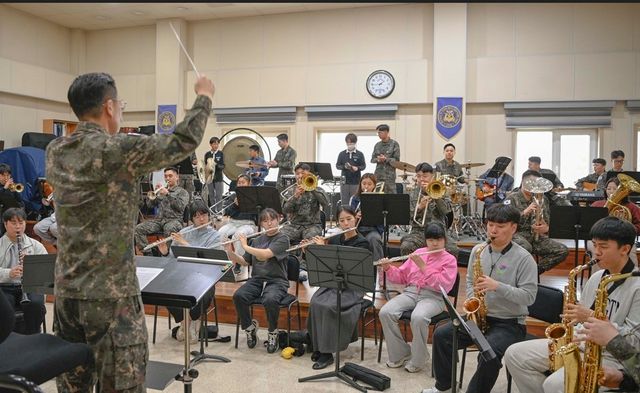 3함대 군악대와 은광학교 관악부 합주