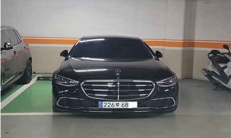 A씨 주거지 지하주차장에서 압수한 벤츠차량