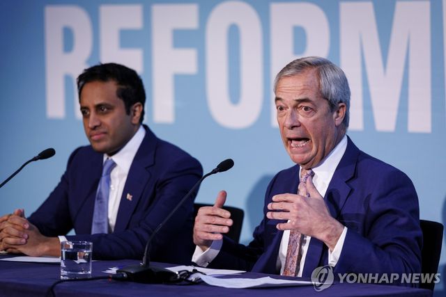 나이절 패라지 영국개혁당 대표(오른쪽)와 지아 유수프 내무담당 대변인