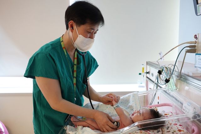 (서울=연합뉴스) 서울아산병원은 선천성 폐기형으로 폐가 2배 부푼 신생아 한결이(남)를 에크모 보조 하에 수술하는 데 성공했다. 사진은 지난 3월 이병섭 서울아산병원 신생아과 교수가 퇴원을 앞둔 한결이를 진료하는 모습. [서울아산병원 제공]