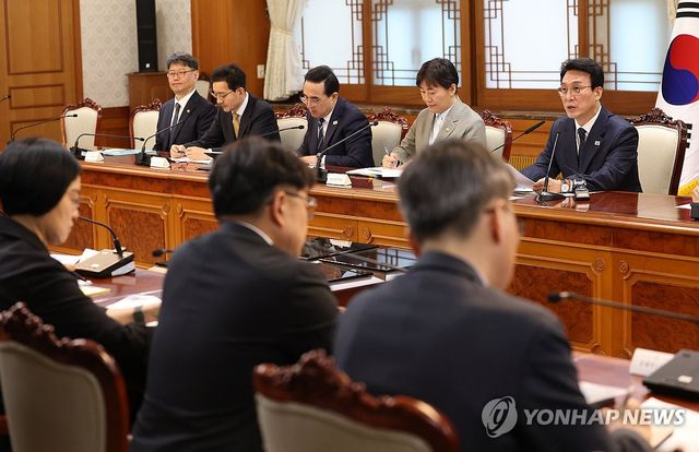 비상경제본부회의서 발언하는 김민석 총리