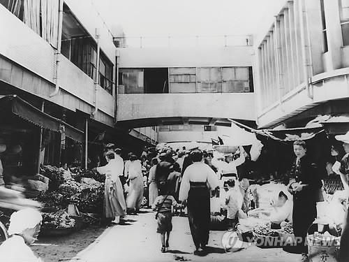 전쟁 후 재건된 광장시장의 모습