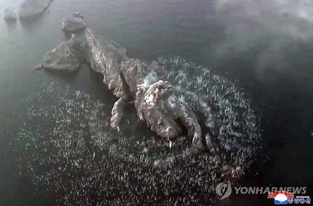 북한, 탄도미사일 집속탄두 시험발사…김정은 참관