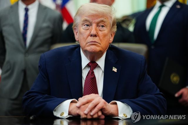 백악관 집무실의 도널드 트럼프 미국 대통령