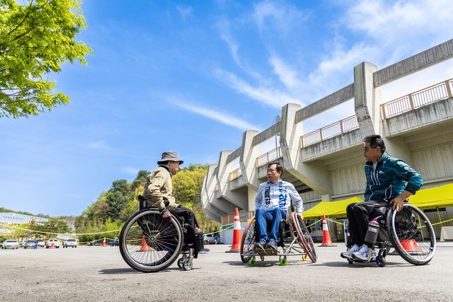 장애인 단체와 휠체어 체험하는 강삼영 예비후보