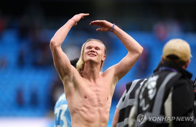 승리를 기뻐하는 맨시티의 엘링 홀란