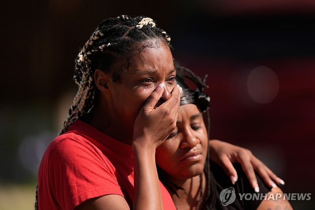 루이지애나주 총격사건 애도하는 사람들