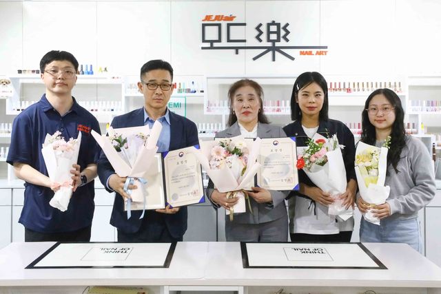 (서울=연합뉴스) 지난 15일 '2026년 장애인 고용촉진유공자 정부포상'에서 고용노동부 장관상 사업주 부문과 근로자 부문을 각각 수상한 이정석 모두락 대표이사(왼쪽 2번째)와 전혜림 헬스키퍼(가운데)가 직원들과 서울 강서구 제주항공 모두락 1호점에서 기념촬영을 하고 있다. 2026.4.20 [제주항공 제공. 재판매 및 DB 금지]