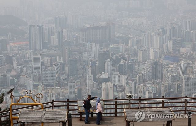 부산 황령산 전망대(서면방면)에서 바라본 도심이 뿌옇게 보인다. [연합뉴스 자료사진]