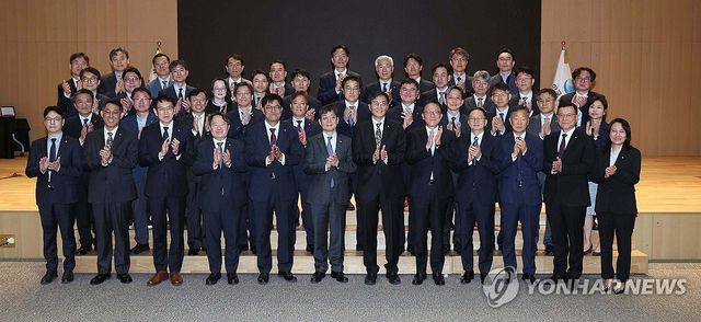 기념촬영하는 이창용 한은 총재