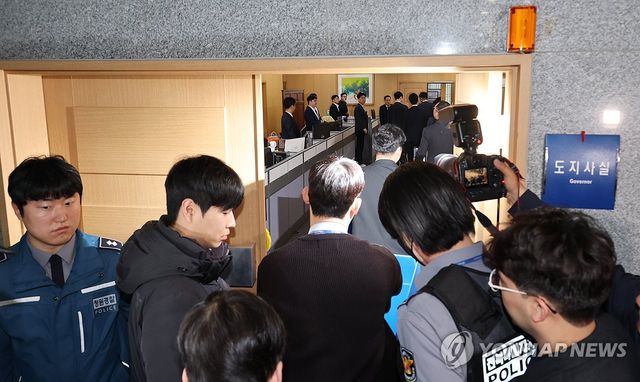 도지사 금품 살포 의혹 관련 전북도청 압수수색