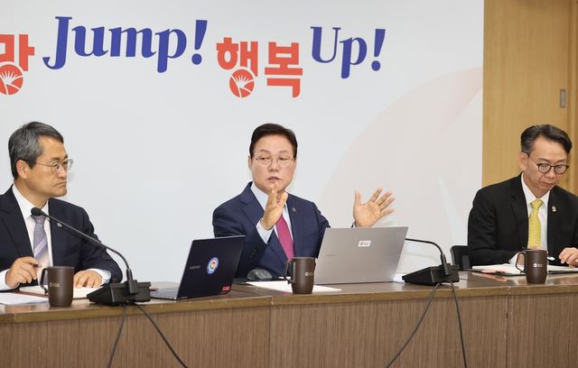 실국본부장 회의 주재하는 박완수 경남지사(가운데)